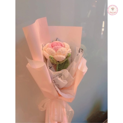 chi tiết bó hoa hồng len 1 bông