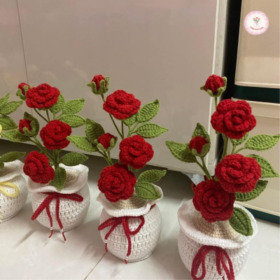 bình hoa hồng len tối giản đẹp